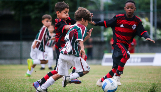 CAIOBA SOCCER CAMP RECEBE FLÁVIA E ARTUR ARANTES DO NASCIMENTO, FILHA E  NETO DE PELE, E ABRE FINAL DE SEMANA COM HOMENAGEM EMOCIONANTE