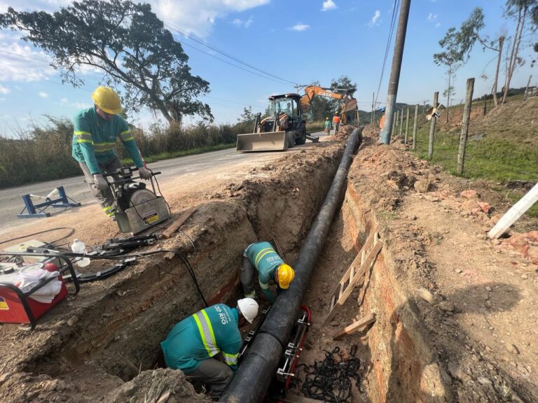 Implantação de 4 Km de adutora ligando São Gonçalo até Itaboraí