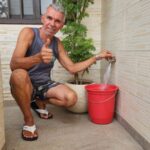 Edson comemora a água de volta na toneira e economia na conta de energia