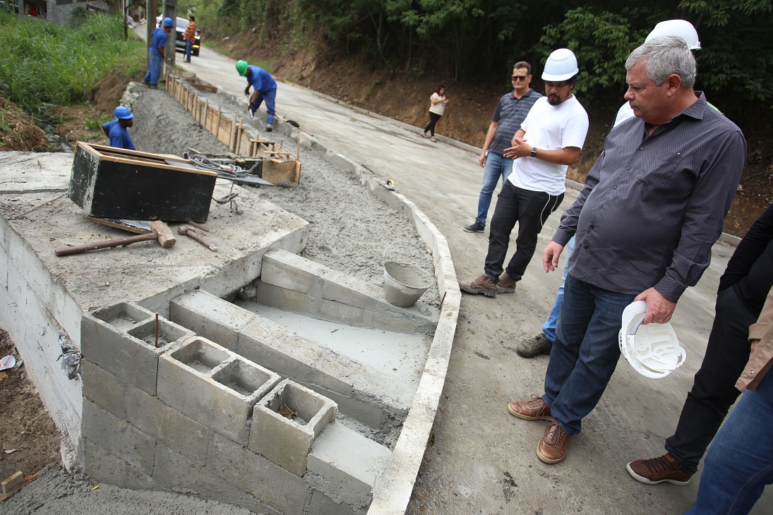 PREFEITO AXEL GRAEL VISTORIA OBRA DE DRENAGEM E PAVIMENTAÇÃO DA RUA