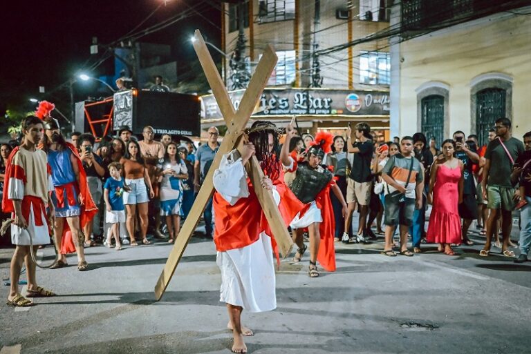 Fé e emoção tomam conta do Centro de Itaboraí com encenação da Paixão de Cristo (2)