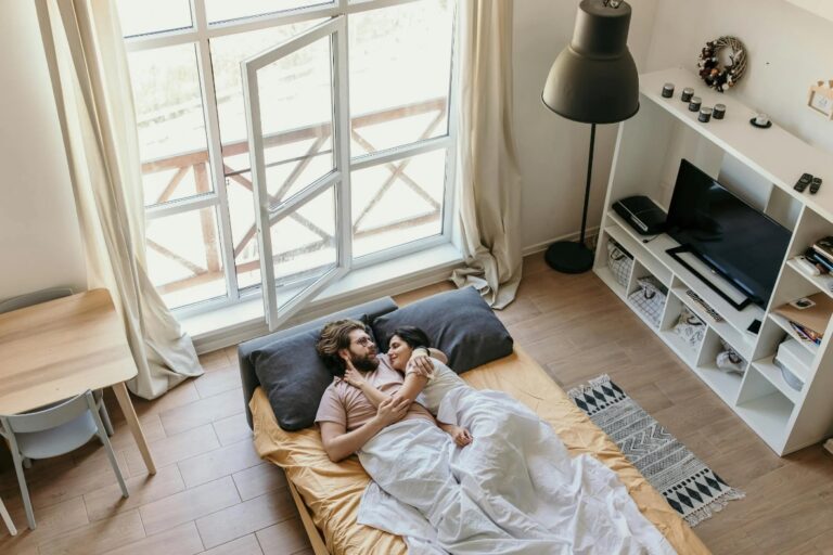 casal deitados