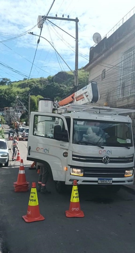 OPERAÇÃO DA ENEL RIO EM SÃO GONÇALO REMOVE ‘GATOS’ DE ENERGIA EM GALPÃO INDUSTRIAL E RESIDÊNCIAS