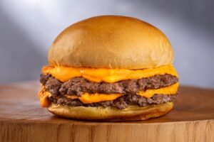NOVIDADE SAZONAL NO CARDÁPIO: HAMBURGUERIA BOB BEEF LANÇA SMASH CREMOSIN