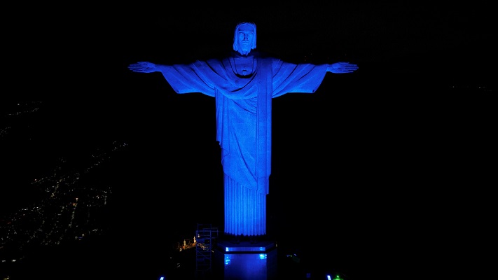 CRISTO REDENTOR RECEBE ILUMINAÇÃO AZUL PARA CELEBRAR EDUCAÇÃO CONFESSIONAL NO BRASIL