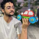 Fernando Ferreira e o brinquedo que será criado na oficina pelos participantes