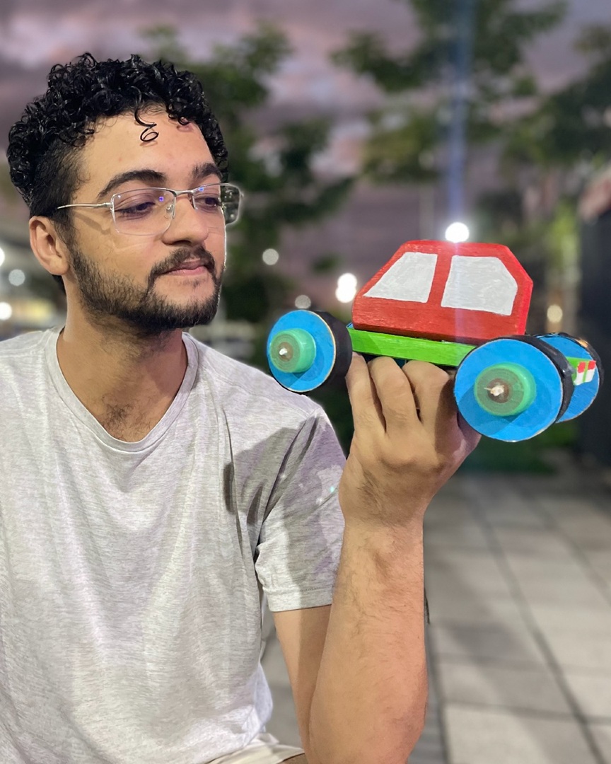 Fernando Ferreira e o brinquedo que será criado na oficina pelos participantes