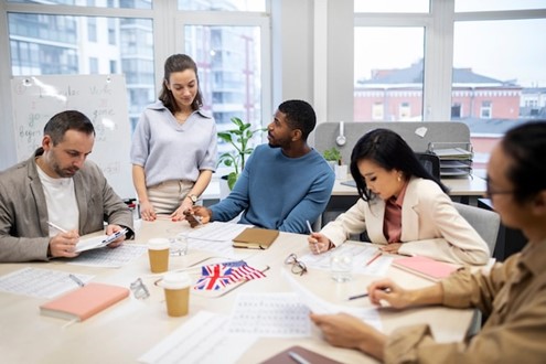 INGLÊS NO TRABALHO: PHRASAL VERBS QUE VÃO DO E-MAIL ÀS REUNIÕES