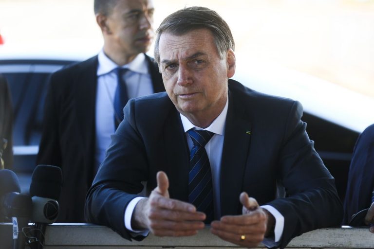 Presidente Jair Bolsonaro fala à imprensa ao sair do Palácio da Alvorada