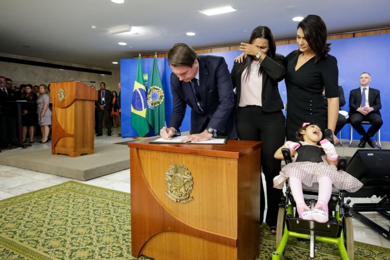 04092019-solenidade-de-assinatura-da-mp-da-pensao-vitalicia-das-vitimas-de-microcefalia-do-zika-virus_48679344838_o