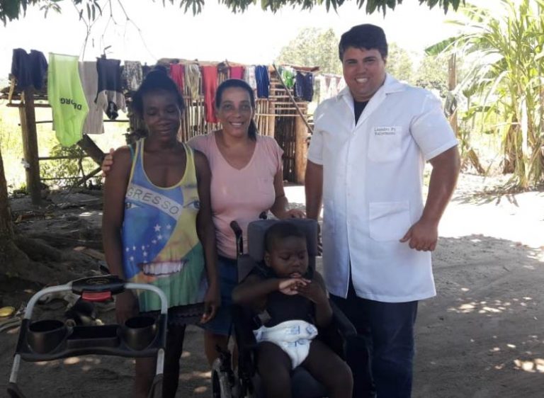 A entrega da cadeira de roda beneficiou a família do bairro Jacunda (2)