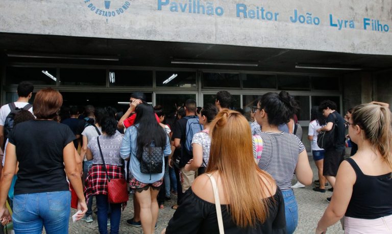 Estudantes fazem segundo dia de provas do ENEM, na UERJ