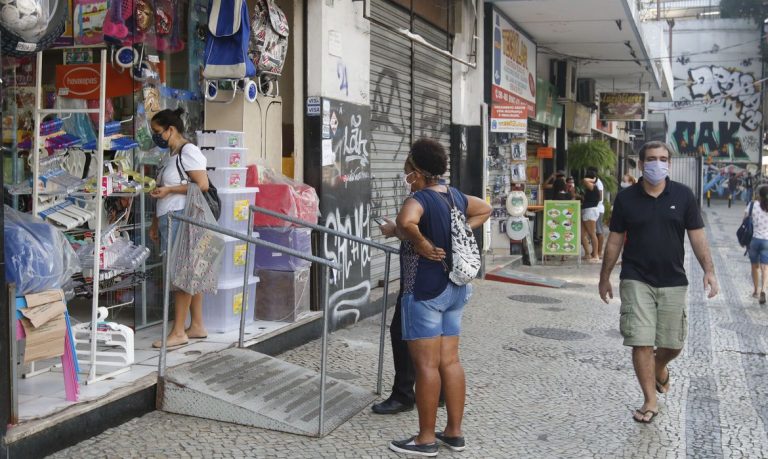 comercio_de_rua_e_saloes_de_beleza_reabrem20200627_0335