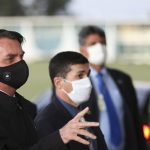 O presidente Jair Bolsonaro fala à imprensa no Palácio da Alvorada