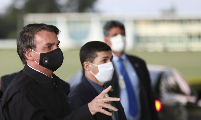 O presidente Jair Bolsonaro fala à imprensa no Palácio da Alvorada