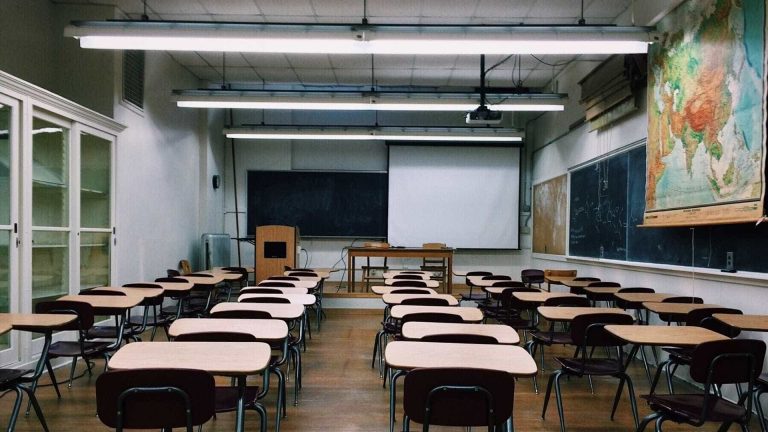 sala de aula sem alunos