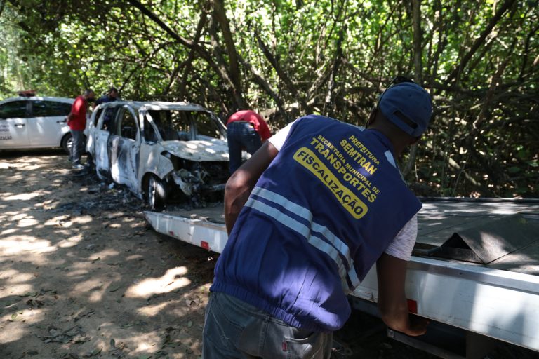 Remoção de carros abandonados - Foto Renan Otto (3)