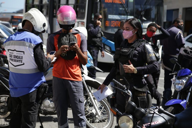 Fiscalização para autuar motos barulhentas - Foto Renan Otto (3)