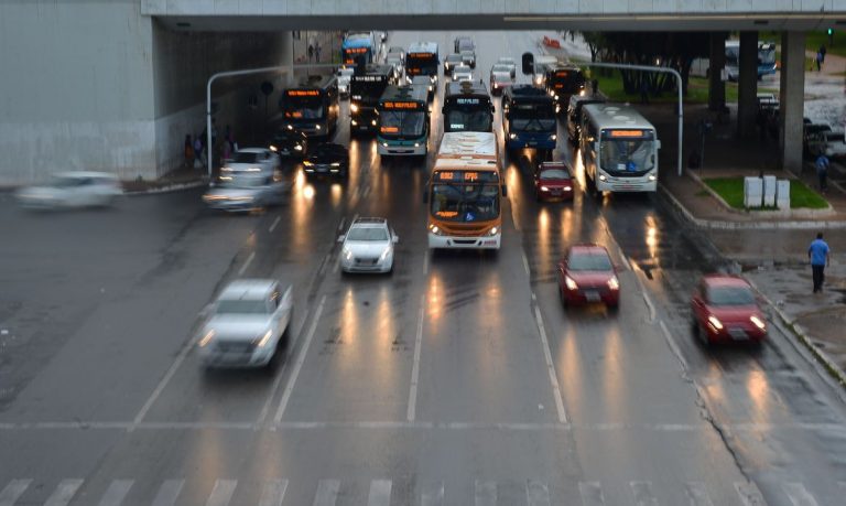 Trânsitol próximo a rodoviária central de Brasília