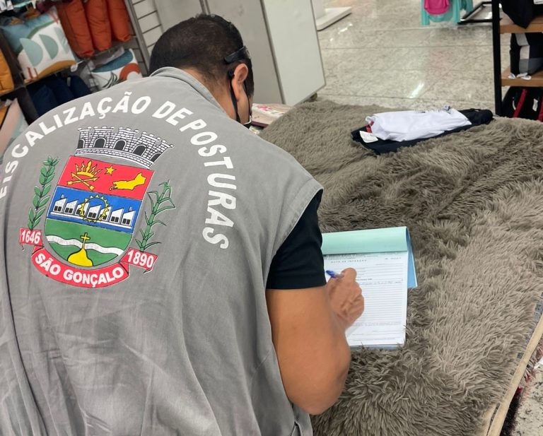 Posturas de São Gonçalo multa loja que jogava lixo em via pública - Foto Divulgação (2)