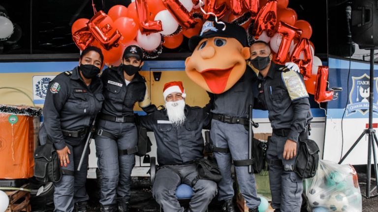 Guarda Municipal de Itaboraí distribui presentes de Natal para crianças