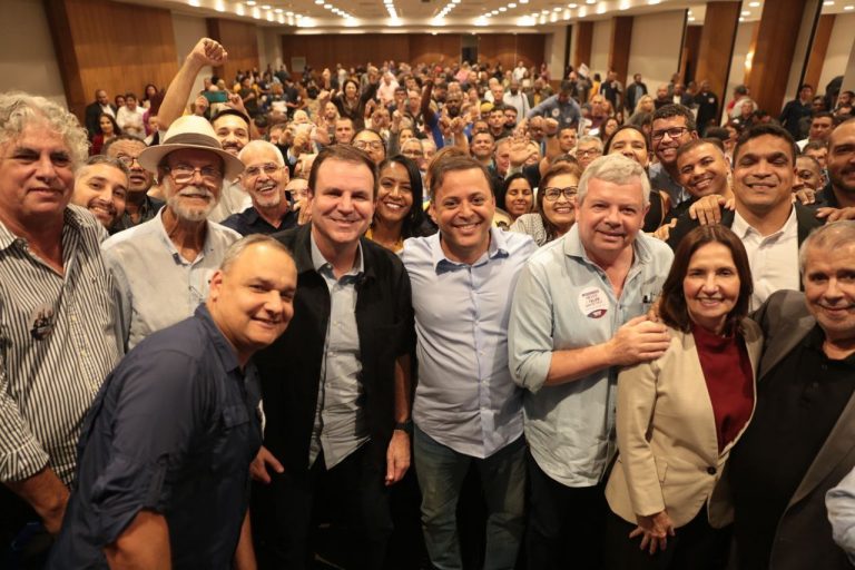 08.08.22 - Reunião de coligação - Rodrigo Neves_líderes partidários_plateia de candidatos - Crédito_Divulgação_Alex Ramos