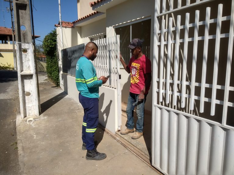 Agentes comerciais da Águas do Rio atendem os clientes na porta de casa