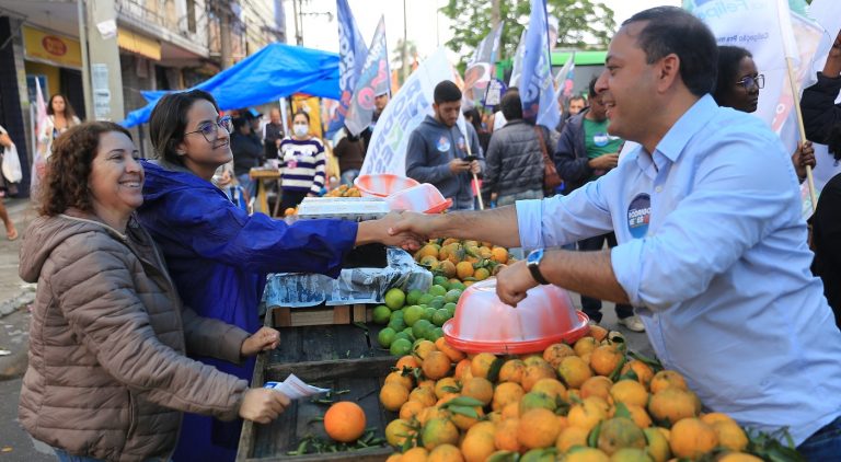 04.09 - Rodrigo Neves - feira de Neves e feira do Rocha - São Gonçalo - crédito Alex Ramos - 1