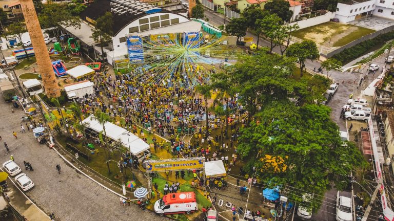 Torcedores se reúnem no Ita Fan Fest e festejam vitória do Brasil pela Copa do Mundo (1) (1)