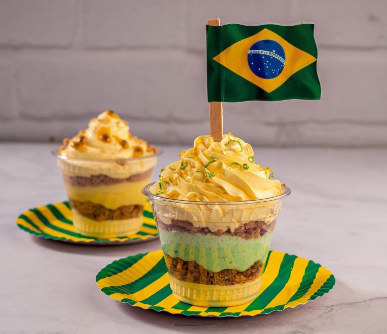 Browncookie - Brasil - Copinho da Copa (mousse de maracujá, farofinha de cookie crocante e creme de torta de limão)