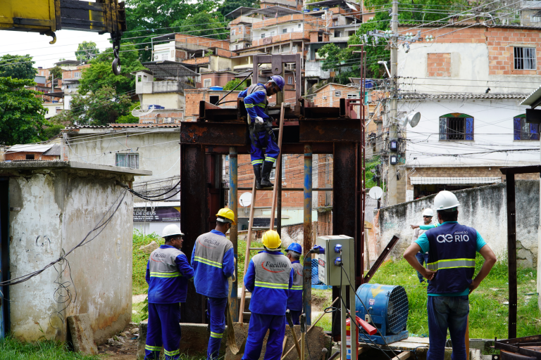 Instalação de comporta no Túnel Canal