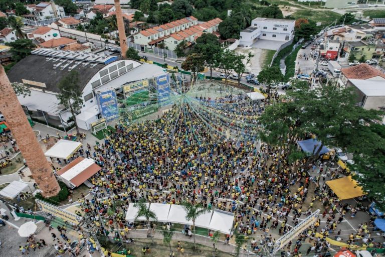 Milhares de torcedores comemoram a classificação e goleada do Brasil no Ita Fan Fest (1)