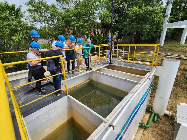 Alunos do IFF Itaboraí conhecendo o ciclo de tratamento da água em Tanguá