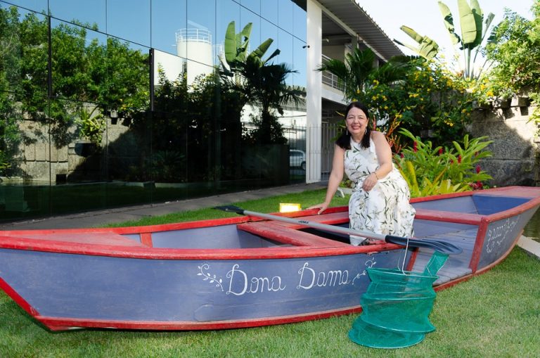 Elza Suzuki no barco que recebe visitantes da exposição. Foto Divulgação Toni Coutinho