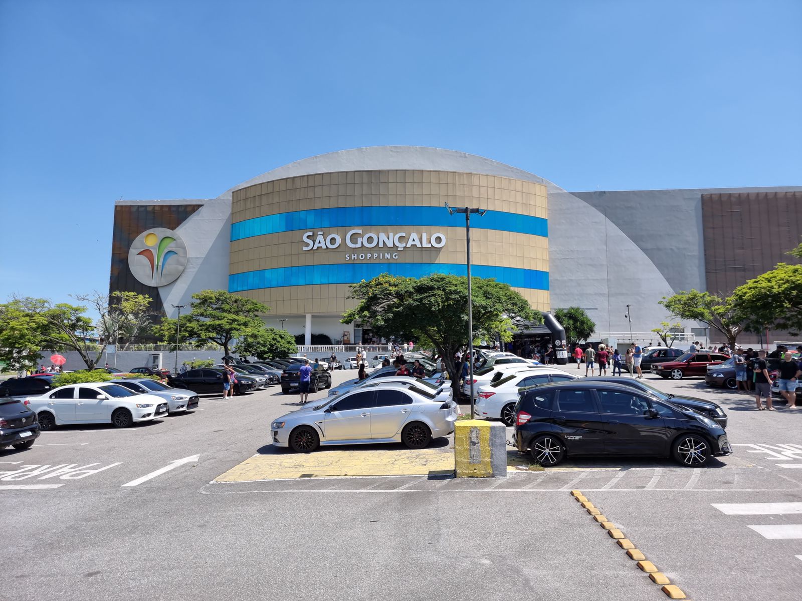 São Gonçalo Shopping realiza exposição de carros rebaixados