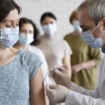 mulher-recebendo-vacina-vacinada-por-medico-com-mascara-medica