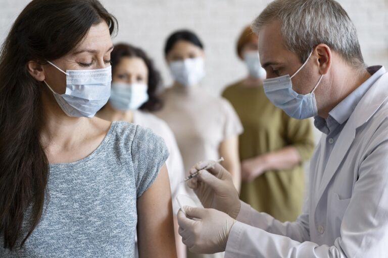 mulher-recebendo-vacina-vacinada-por-medico-com-mascara-medica