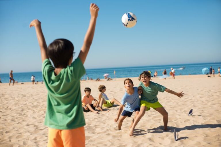 meninos-lutando-pela-bola-ao-jogar-futebol