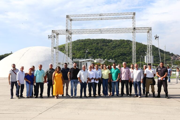 Reunião sobre os desfiles do Carnaval 2024 no Caminho Niemeyer