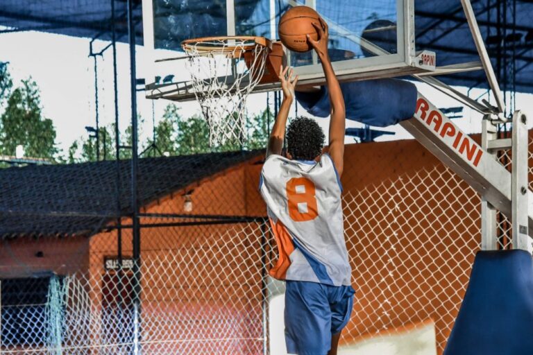 Inscrições abertas para aulas gratuitas de basquete e vôlei em Itaboraí