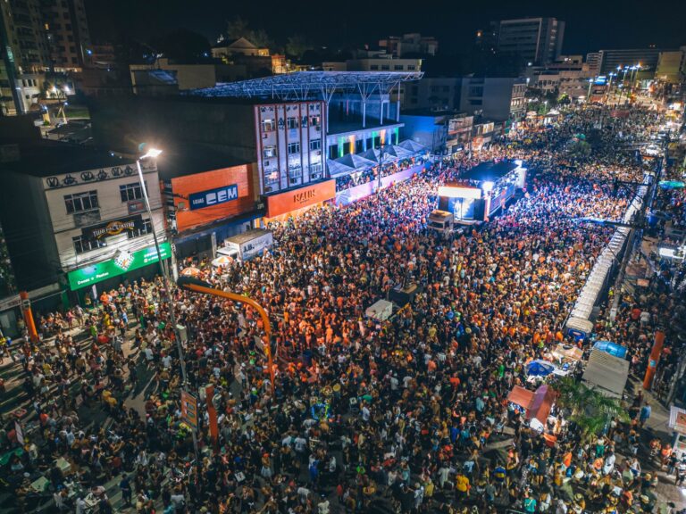 Ita Folia Monobloco arrasta multidão e levanta público na Avenida 22 de Maio (5)