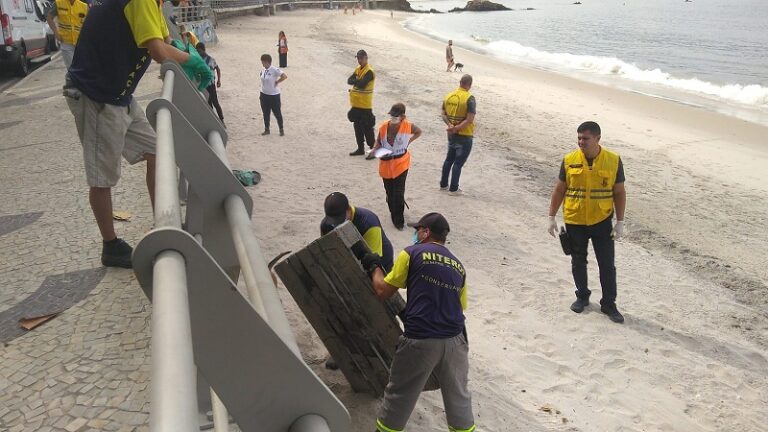 Ação de Zeladoria na Praia das Flexas