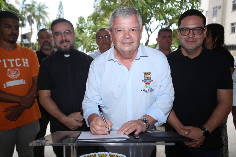 Prefeito Axel Grael assina ordem de inicio da praça Dom Navarro na Rua Ari Parreiras 18