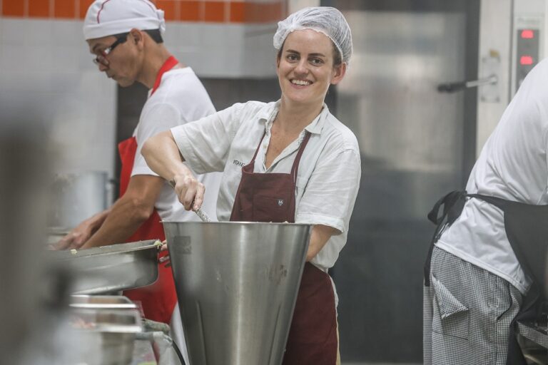 Chefe Popular em Preparação para o almoço especial no Restaurante popular da Alameda-13