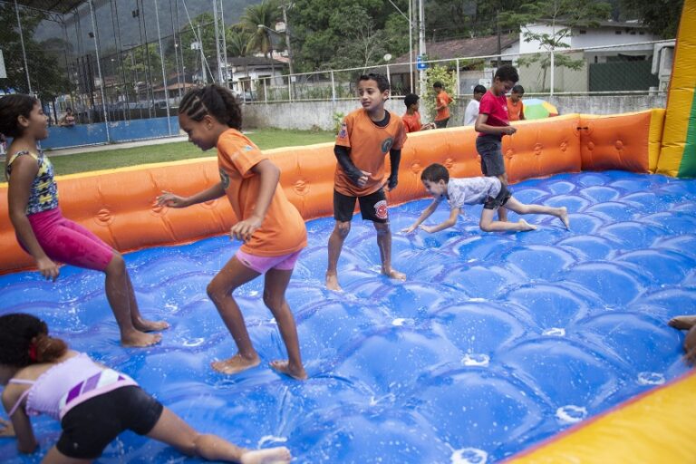 Crianças em atividades no Parque Rural