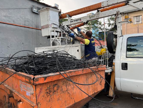 Retirada de fios FotoDivulgação