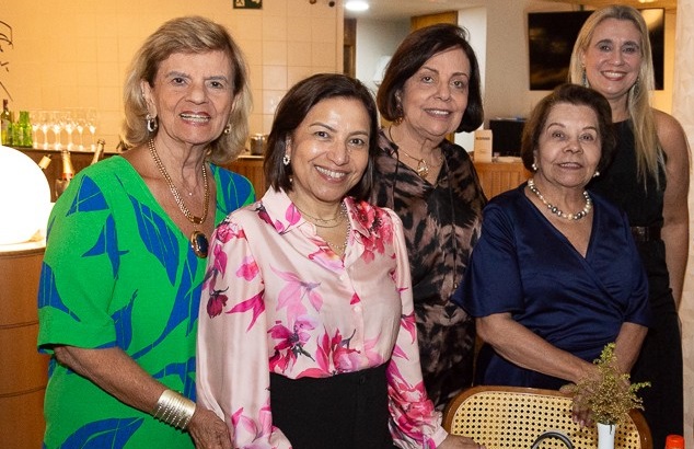 De claro, Denise Corrêa, entre Matilde Conti, Angela Riccomi, Lecyr Lobo e Juliana Mendonça. Foto Toni Coutinho