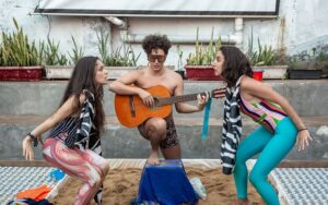 ESPETÁCULO INTERATIVO QUE MISTURA TEATRO DE RUA E PALHAÇARIA ESTREIA NA ESCADARIA SELARÓN, PONTO TURÍSTICO DO RIO