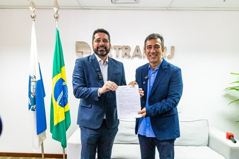 Fabiano dos Santos (Correios) e Vinicius Farah (Detran RJ) com o documento assinado