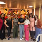 Luciana (à direita) comemora a ação com as cabeleireiras, a esteticista, a maquiadora e as duas manicures